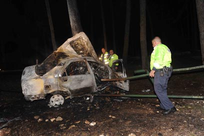 הרכב השרוף של בני הזוג צילום: אביהו שפירא