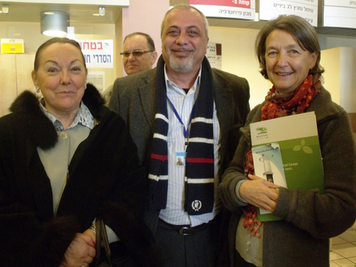 דר עאסי נימר, מנהל יחידת הכבד במרכז הרפואי זיו (במרכז) עם שגרירת בלגיה בישראל הגב' בנדיקט פרנקינט (מימין) והגב' שרה כהן מצפת, מתורמי מכשיר הפיברו-סקאן (משמאל