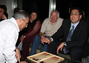 אילן שוחט במשחק שש-בש בנופש עובדי עיריית צפת