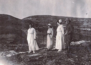 אחיות בית החולים מטיילות עם ליווי סתיו 1919