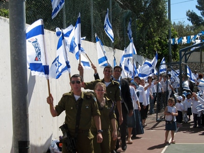 חיילים בתהלוכה עם ילדי הגנים