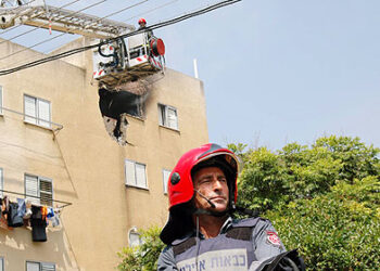 חור בבית: פגיעה ישירה בבניין בעיר צפת (צילום: ניב קלדרון)