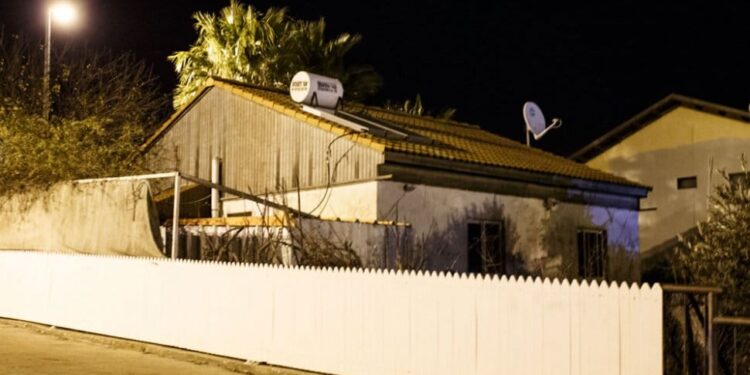 "מי זה כאן קונה ומוכר?". הבית שהועבר לבן השכנים (צילום: מאיר וקנין)