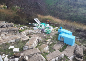 ביזיון וחרפה בבית העלמין בצפת- גולגולות מושלכות וקברים מנופצים