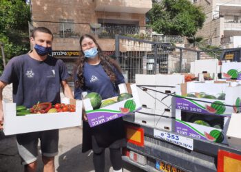 תורמים ומנחמים את המשפחות האבלות מאסון מירון