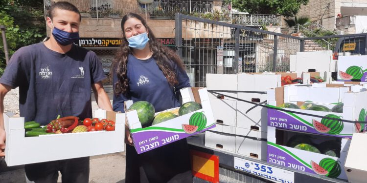 תורמים ומנחמים את המשפחות האבלות מאסון מירון