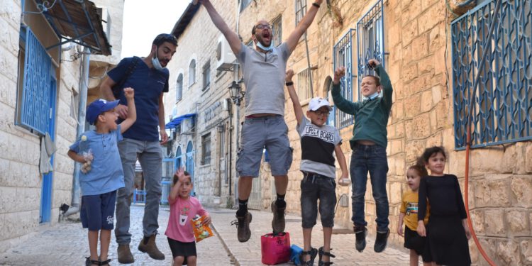 סוכות בסמטאות: סיורים מנגנים בסמטאות קסומות עם נופים גליליים