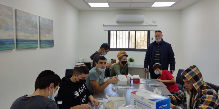 בצפת הנוער מתגייס למלחמה בקורונה למען תלמידי מוסדות החינוך