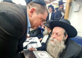 רה"ע צפת שוקי אוחנה הגיע לניחום אבלים בבית מרן הגר"ח קניבסקי זצ"ל