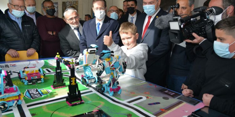 ילד מצפת שהציג לנשיא המדינה את יוזמת השלום בין רוסיה לאוקראינה