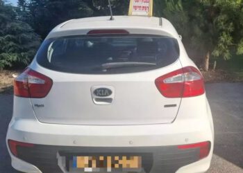 נהג ברכב לימוד נהיגה ללא מורה ברחובות צפת