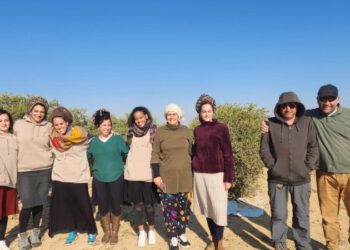 טיול חינוכי – התלמידות שהתנדבו לסייע לחקלאים