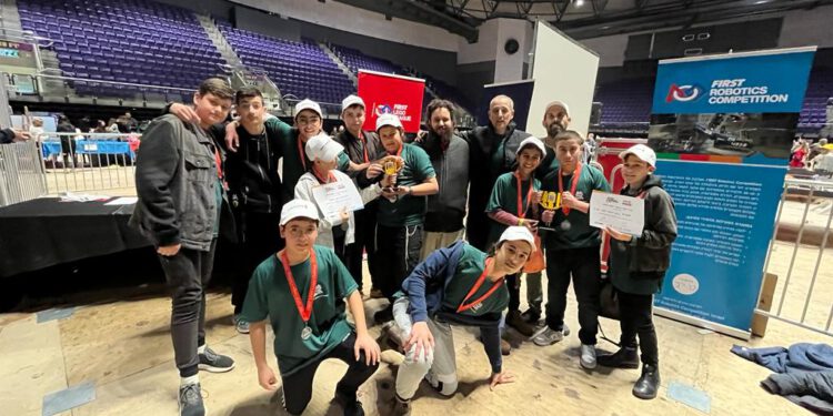 במקום ראשון של תחרות הרובוטיקה הארצית: ישיבת אמית צפת