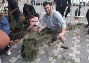 הסטודנטים נטעו שתילים עם ילדי צפת
