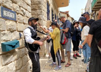 פסח באסנט צפת עם סיורים מנגנים בסמטאות