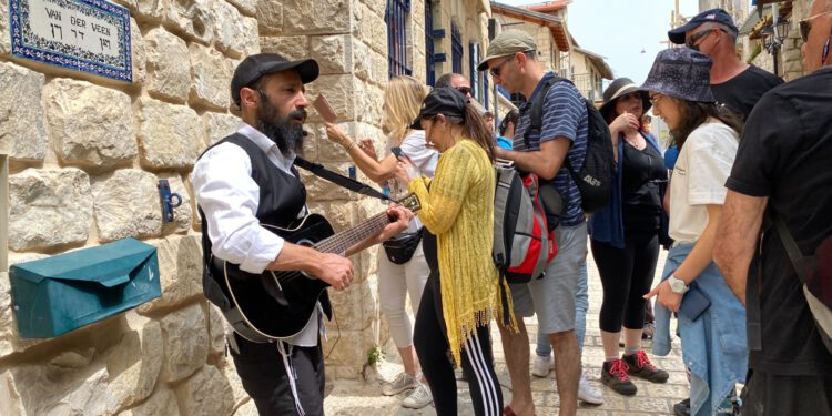 פסח באסנט צפת עם סיורים מנגנים בסמטאות