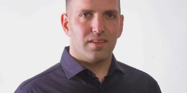 עולה להתקפה- אלבז מבהיר: מים זה מוצר בסיסי, ירידה דרמטית במחיר או פרישה מתאגיד המים!